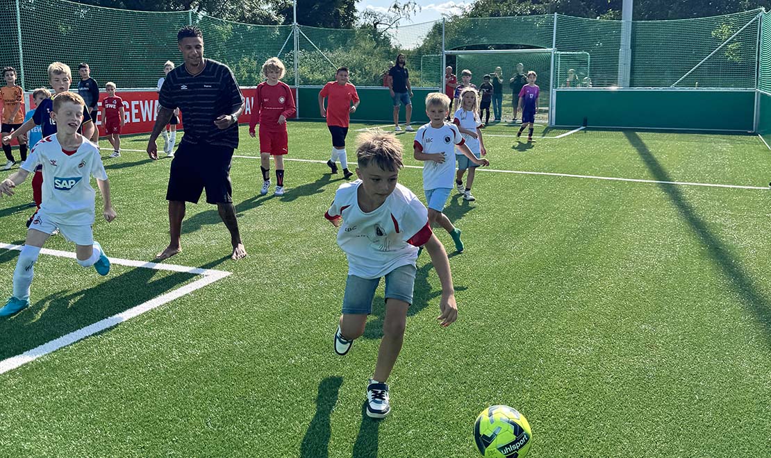 Neues Mini-Spielfeld bringt Fußball-Energie zum BC Bliesheim